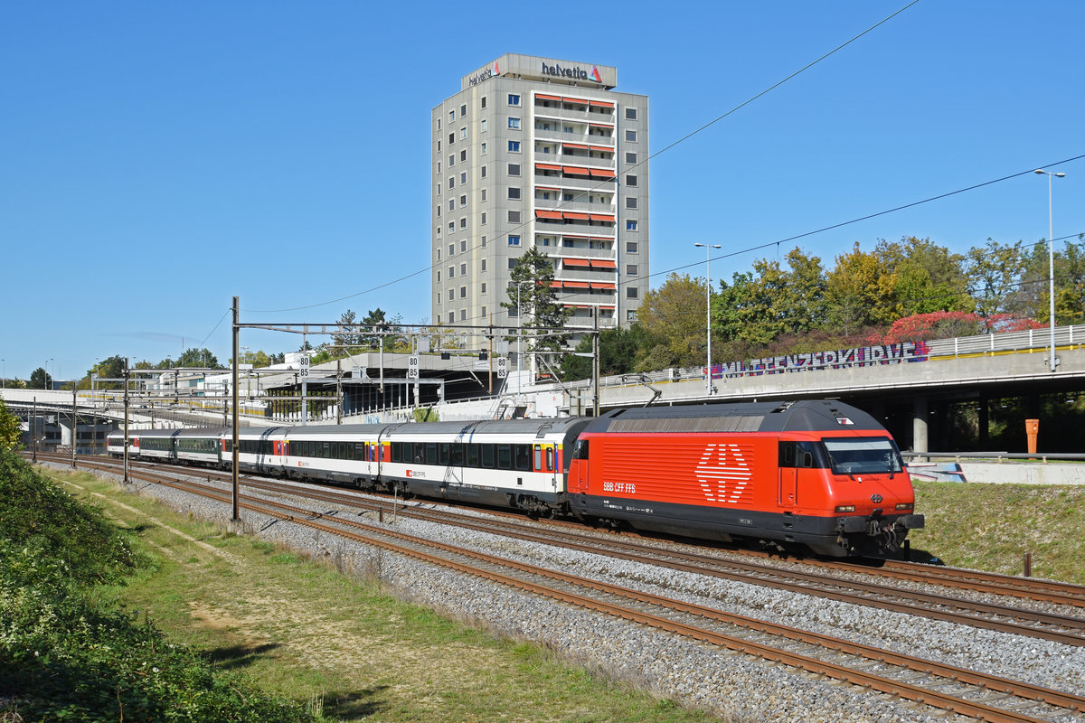 Re 460 057-3 fährt Richtung Bahnhof Muttenz. Die Aufnahme stammt vom 16.10.2019.