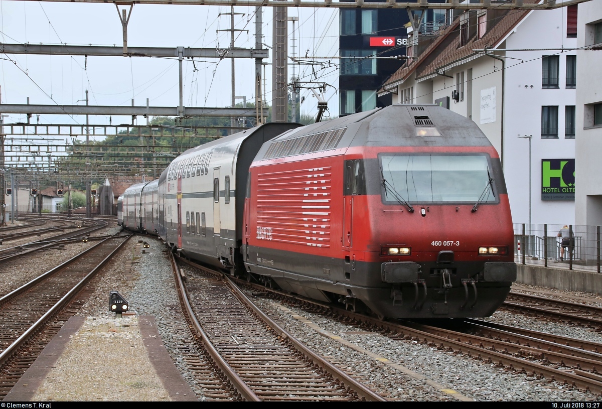 Re 460 057-3  Val de Ruz  als IR 2371 (IR 17) von Bern (CH) nach Zürich HB (CH) erreicht den Bahnhof Olten (CH) auf Gleis 3.
[10.7.2018 | 13:27 Uhr]