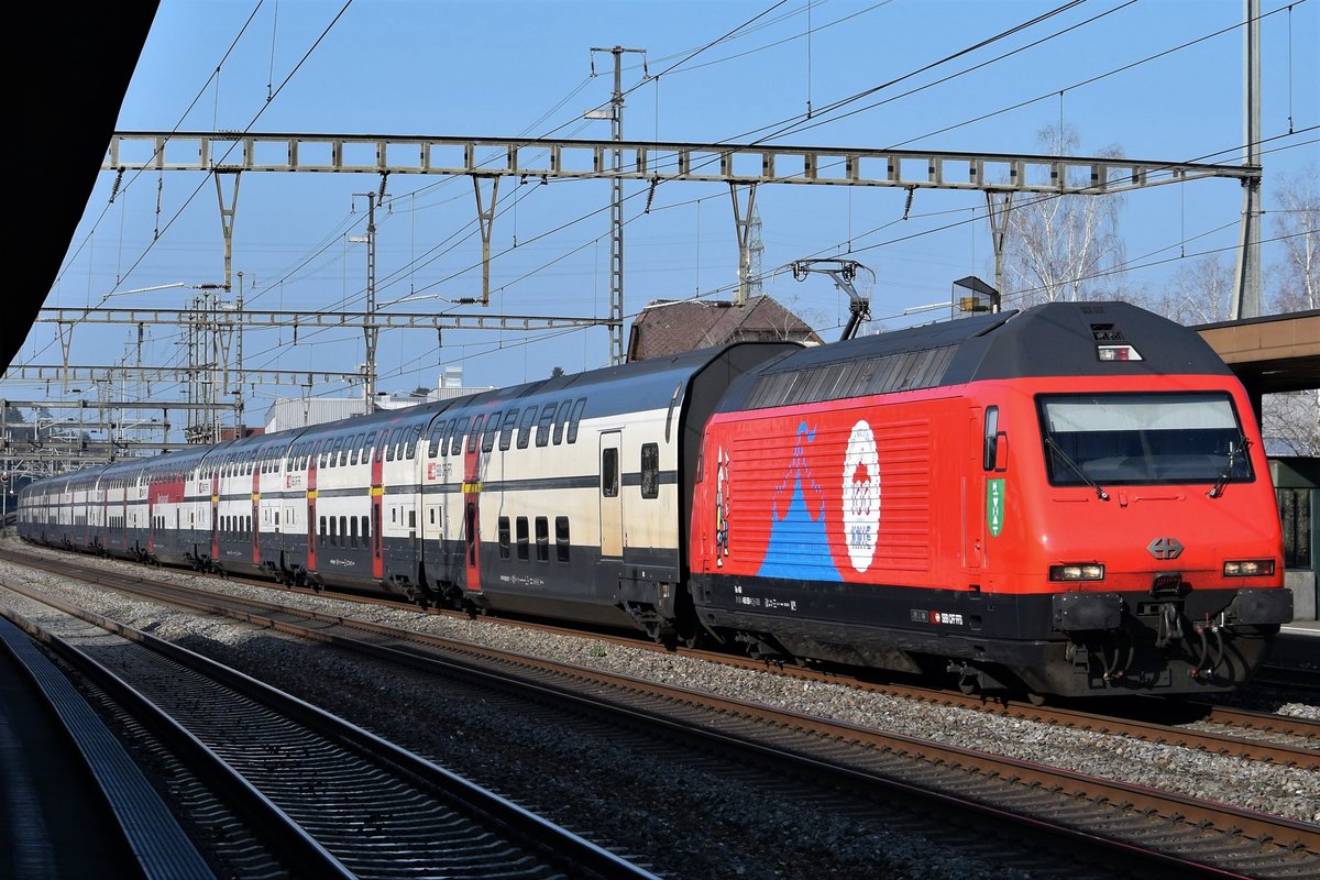 Re 460 058-1  Circus Knie  zieht einen Interregio durch Rupperswil AG in Richtung Zürich, aufgenommen am 24.03.2019.