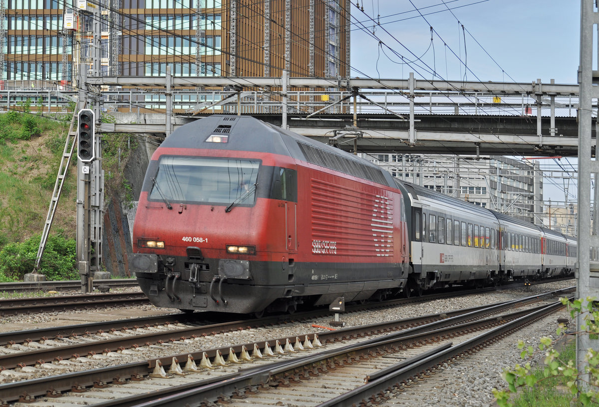 Re 460 058-1 durchfährt den Bahnhof Muttenz. die Aufnahme stammt vom 13.04.2017.