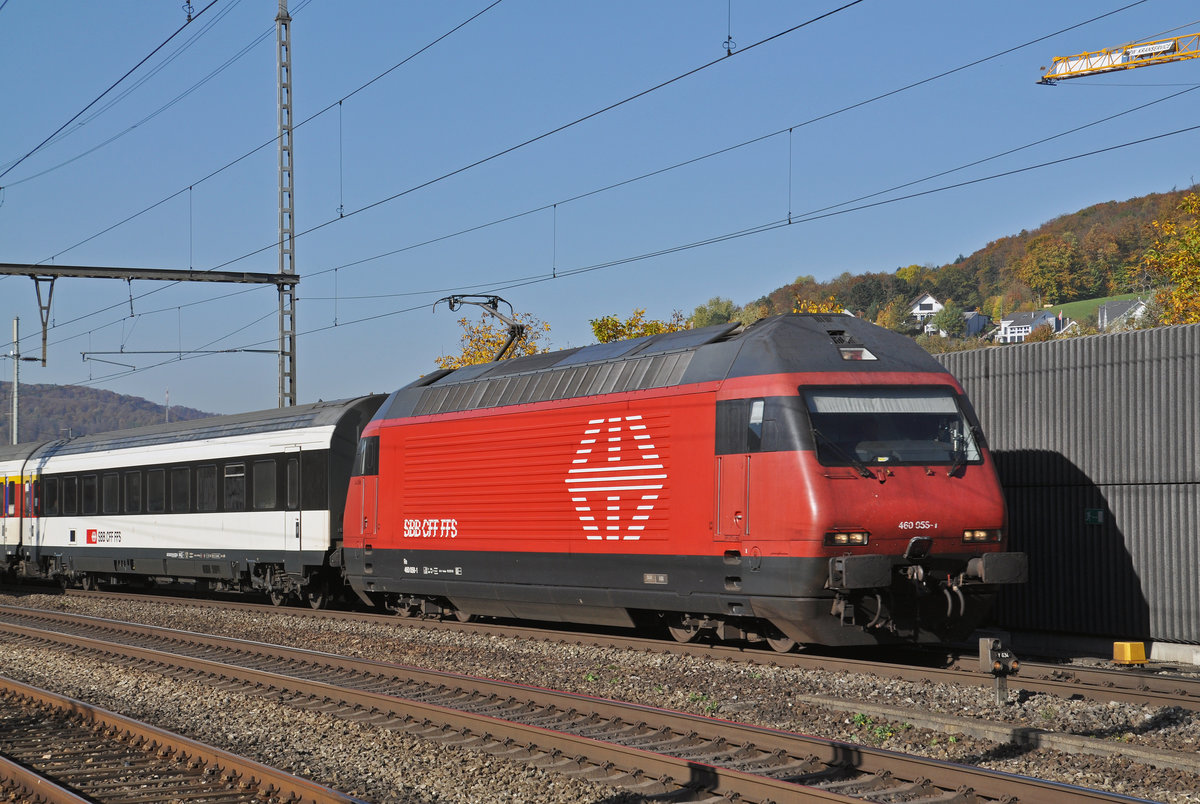 Re 460 058-1 durchfährt den Bahnhof Gelterkinden. Die Aufnahme stammt vom 16.10.2017.