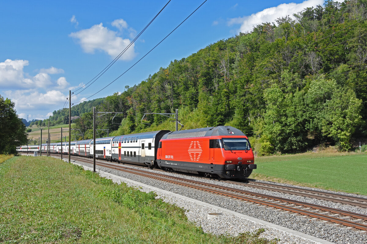 Re 460 058-1 fährt am 28.08.2022 Richtung Bahnhof Tecknau.