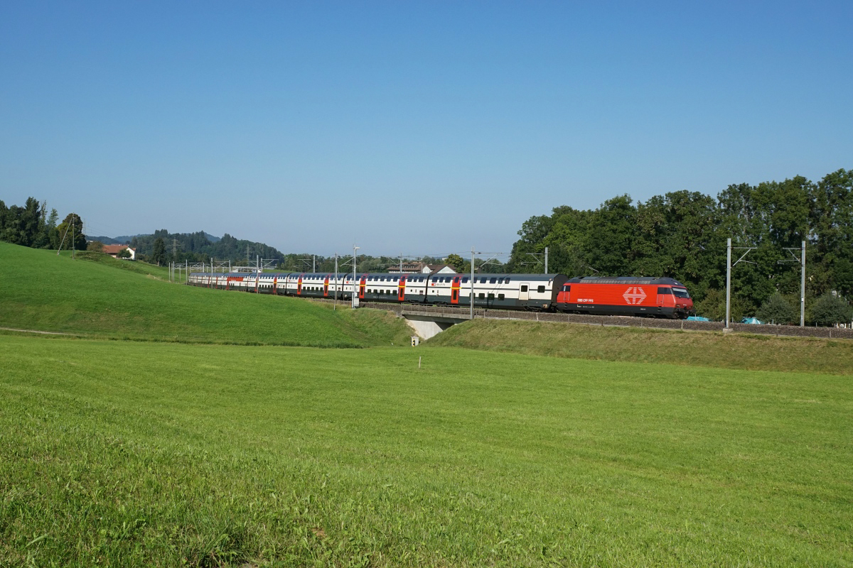 Re 460 058-1 hat mit dem IC 709 Genf Flughafen - St. Gallen ihr Ziel bald erreicht. Gossau, 13.09.2016.