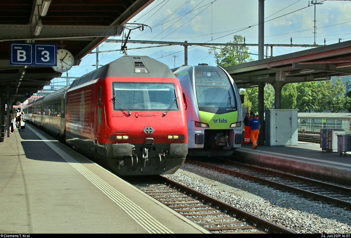 Re 460 058-1  La Côte  SBB, mit Werbung für 100 Jahre Circus Knie, als IC 1076 (IC 6) von Domodossola (I) nach Basel SBB (CH) erreicht den Bahnhof Thun (CH) auf Gleis 3.
Rechts daneben, auf Gleis 4, steht RABe 515 016-4 (MUTZ 016 | Stadler KISS) der S-Bahn Bern (BLS AG) als S1 nach Fribourg/Freiburg (CH) im Startbahnhof.
[24.7.2019 | 16:07 Uhr]