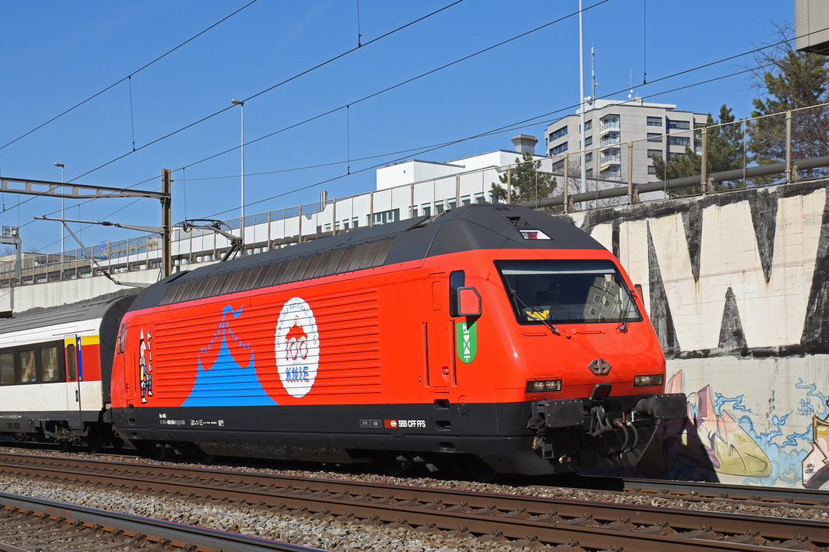 Re 460 058-1 mit der Werbung für 100 Jahre Zirkus Knie, fährt Richtung Bahnhof Muttenz. Die Aufnahme stammt vom 27.02.2019.