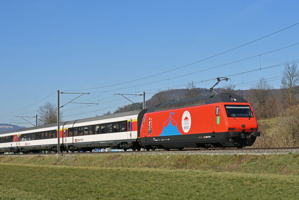 Re 460 058-1 mit der Werbung für 100 Jahre Zirkus Knie, fährt Richtung Bahnhof Itingen. Die Aufnahme stammt vom 27.02.2019.