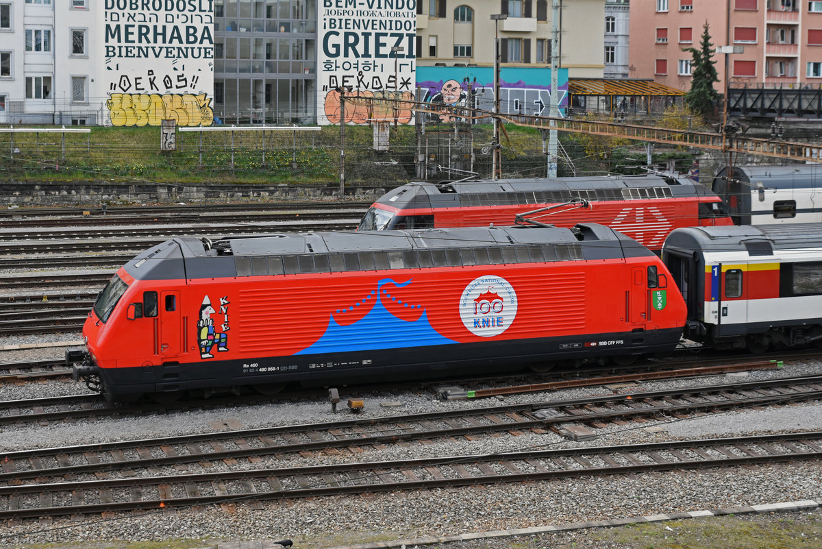 Re 460 058-1 mit der Werbung für 100 Jahre Zirkus Knie, verlässt den Bahnhof SBB. Die Aufnahme stammt vom 18.03.2019.