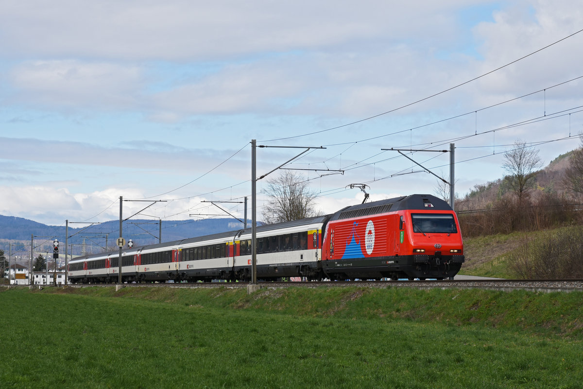 Re 460 058-1 mit der Werbung für 100 Jahre Zirkus Knie, fährt Richtung Bahnhof Sissach. Die Aufnahme stammt vom 18.03.2019.