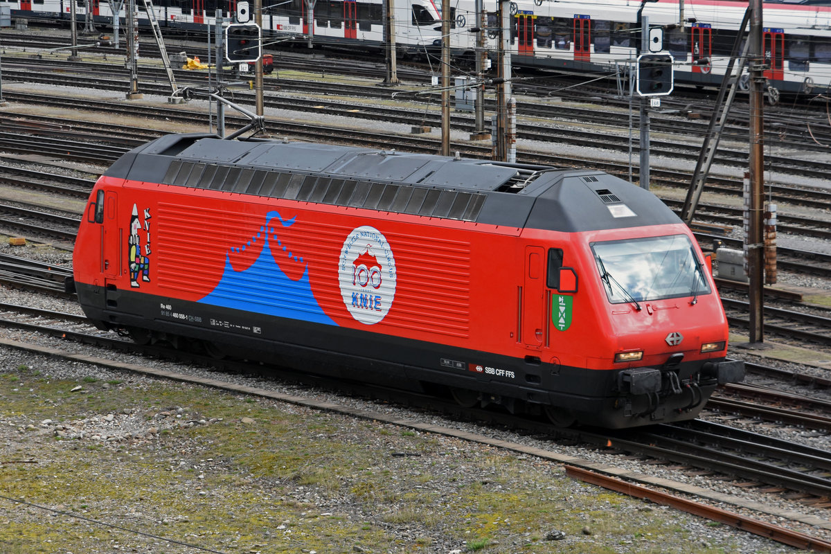 Re 460 058-1 mit der Werbung für 100 Jahre Zirkus Knie, fährt solo beim Bahnhof SBB ein. Die Aufnahme stammt vom 18.03.2019.
