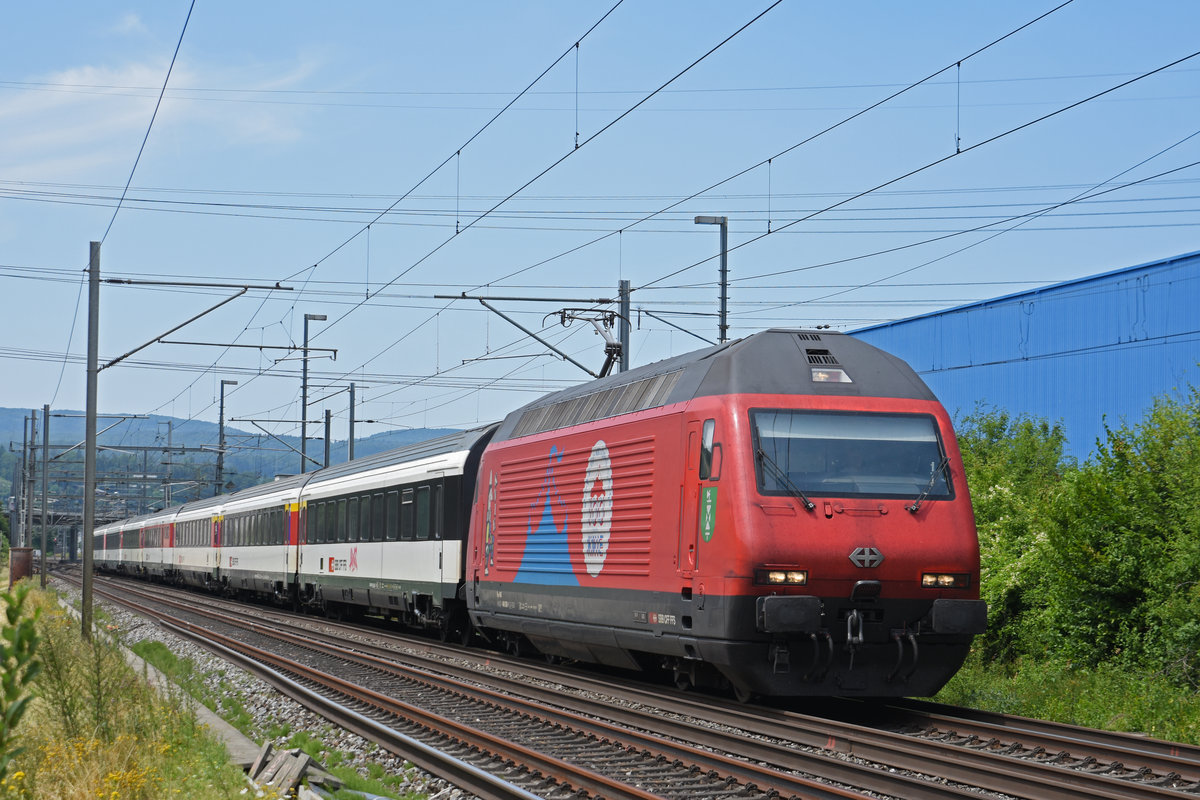 Re 460 058-1 mit der Werbung für 100 Jahre Zirkus Knie, fährt Richtung Bahnhof Itingen. Die Aufnahme stammt vom 17.07.2019.
