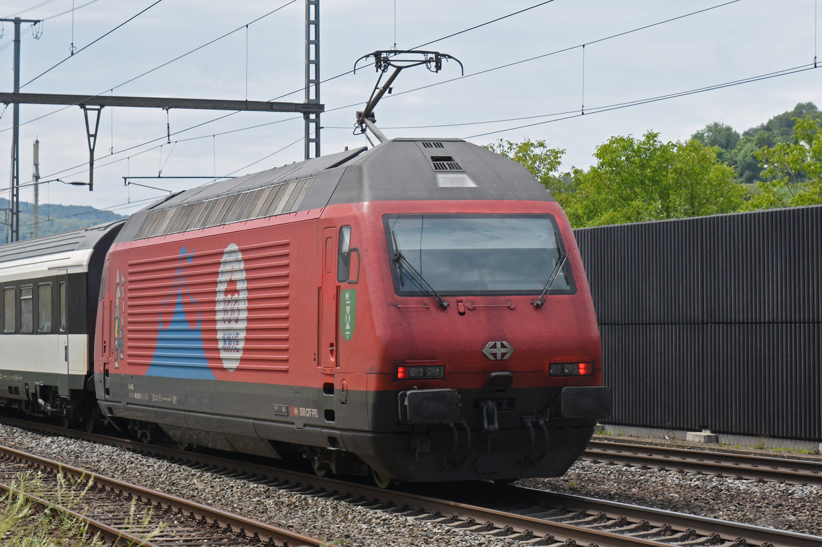 Re 460 058-1 mit der Werbung für 100 Jahre Zirkus Knie, durchfährt den Bahnhof Gelterkinden. Die Aufnahme stammt vom 20.07.2019.