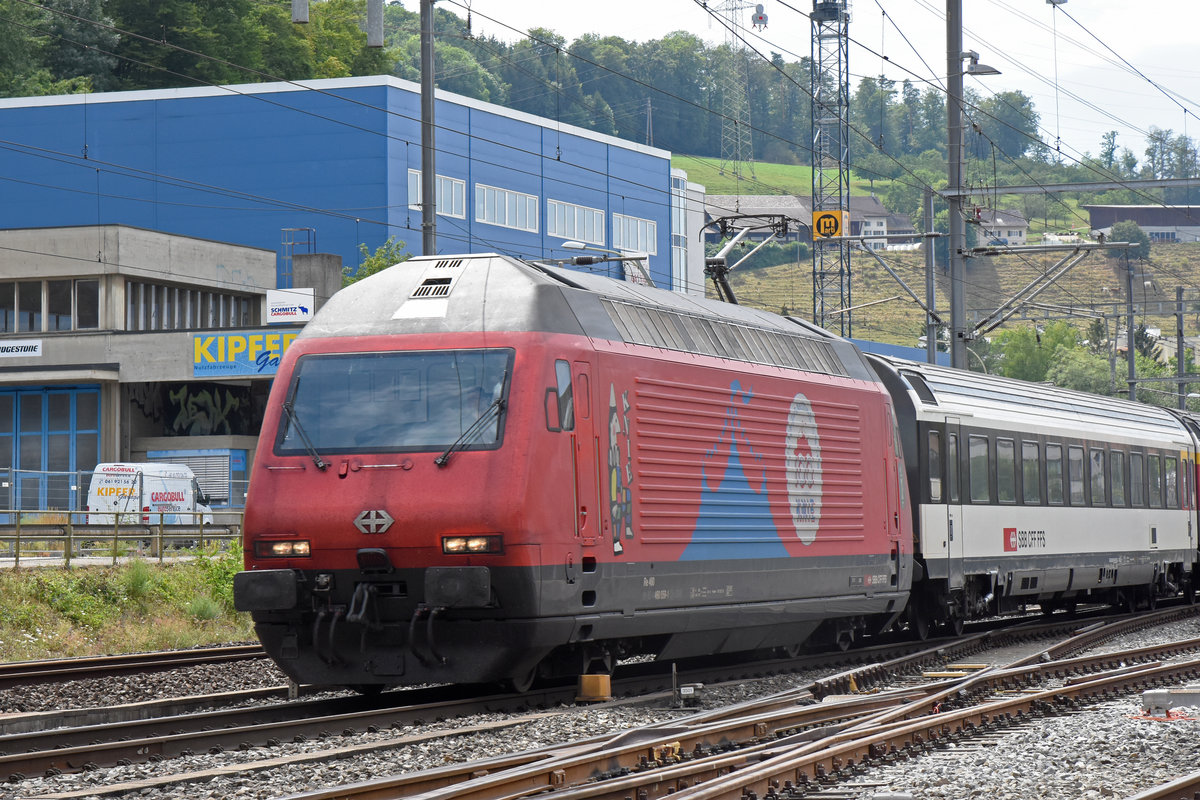 Re 460 058-1 mit der Werbung für 100 Jahre Zirkus Knie, durchfährt den Bahnhof Lausen. Die Aufnahme stammt vom 20.07.2019.
