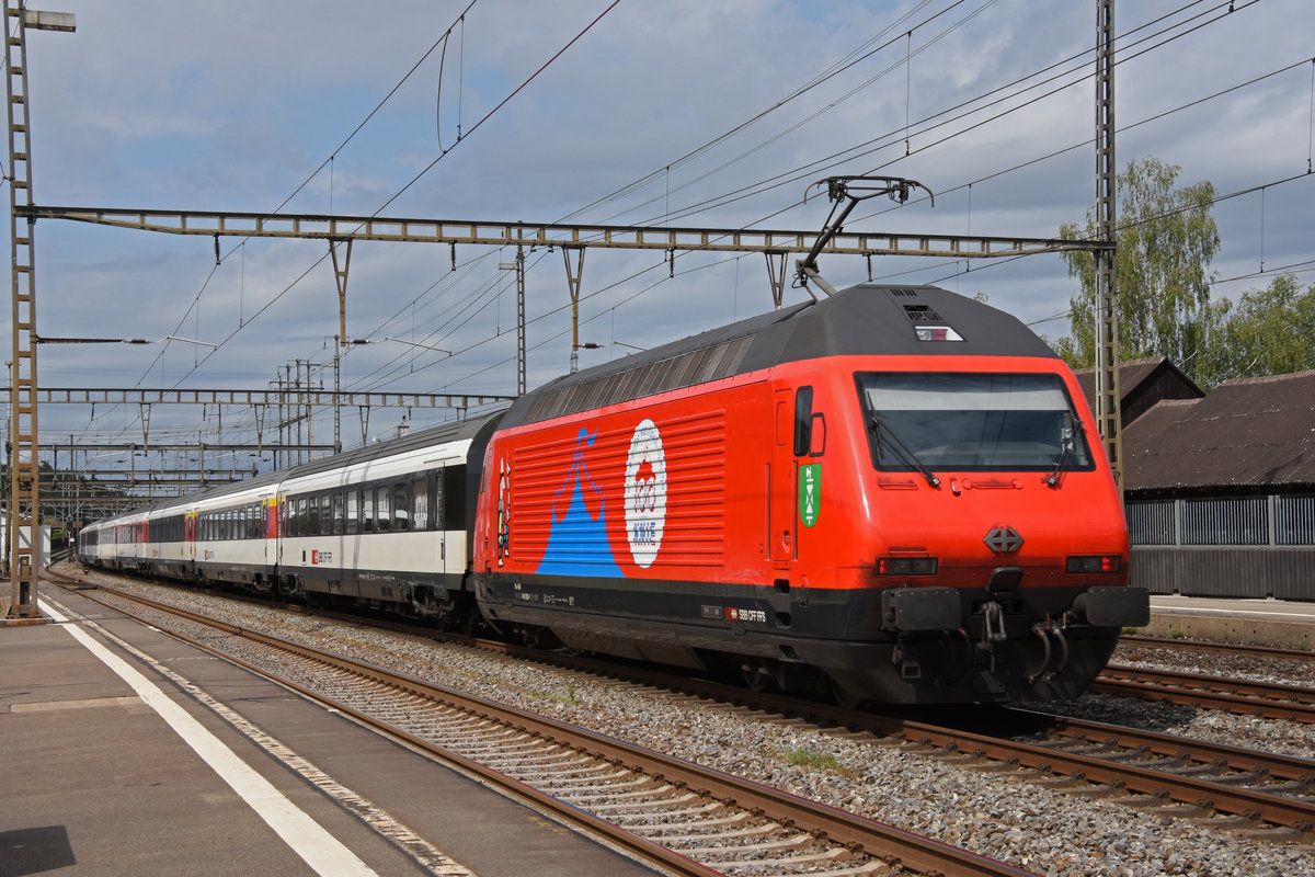 Re 460 058-1 mit der Werbung für 100 Jahre Zirkus Knie, durchfährt den Bahnhof Rupperswil. Die Aufnahme stammt vom 31.07.2019.