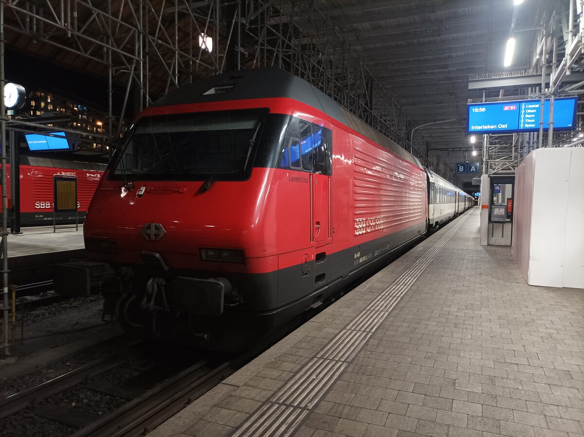 Re 460 058 mit ihrem Zug am 02.02.2022 in Basel SBB 