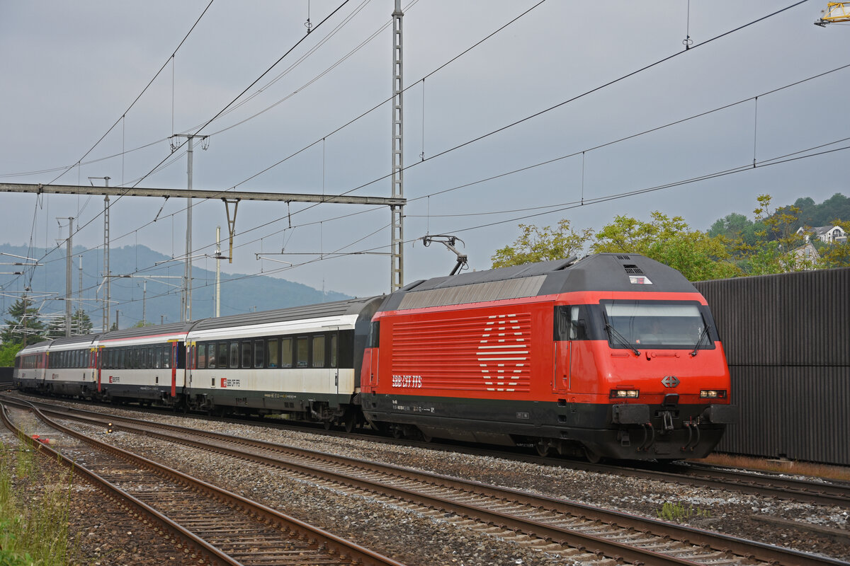 Re 460 059-9 durchfährt am 23.05.2023 den Bahnhof Gelterkinden.