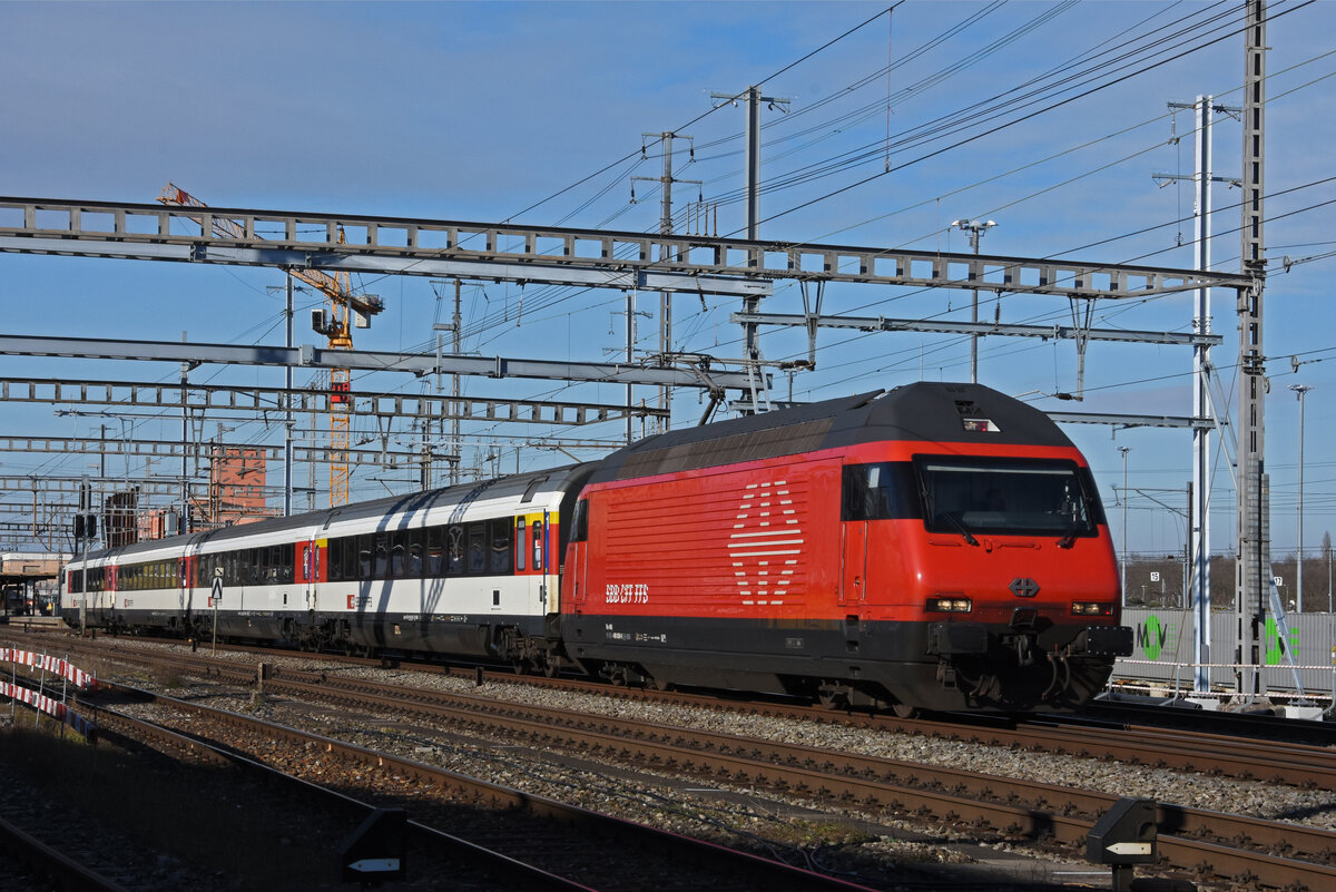 Re 460 059-9 durchfährt den Bahnhof Muttenz. Die Aufnahme stammt vom 22.01.2022.