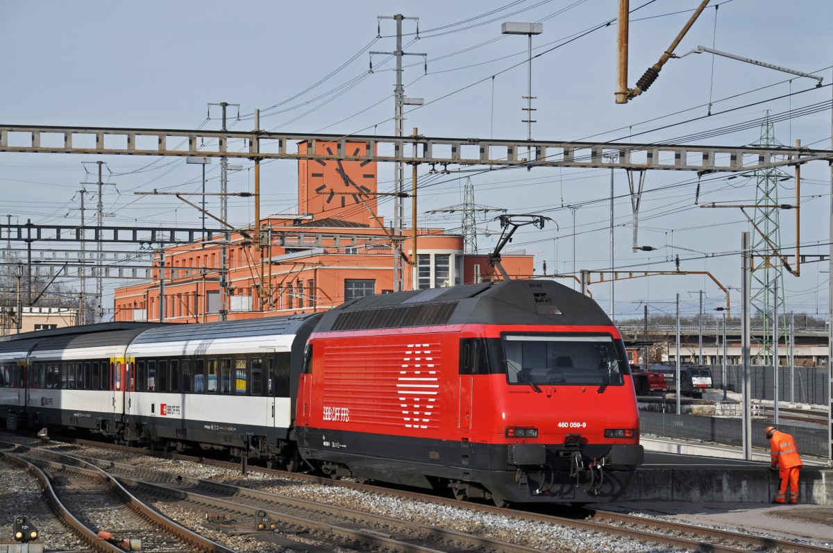 Re 460 059-9 durchfährt den Bahnhof Muttenz. Die Aufnahme stammt vom 22.12.2014.