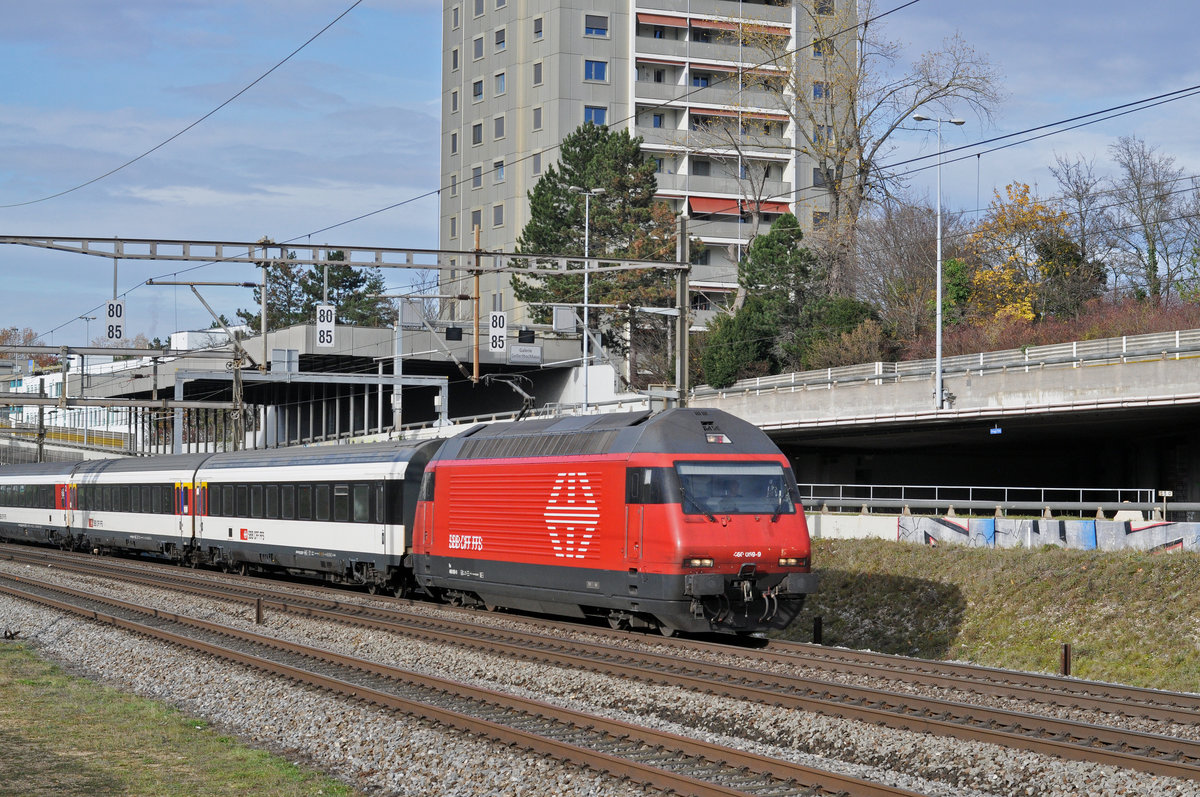 Re 460 059-9 fährt Richtung Bahnhof Muttenz. Die Aufnahme stammt vom 21.11.2017.