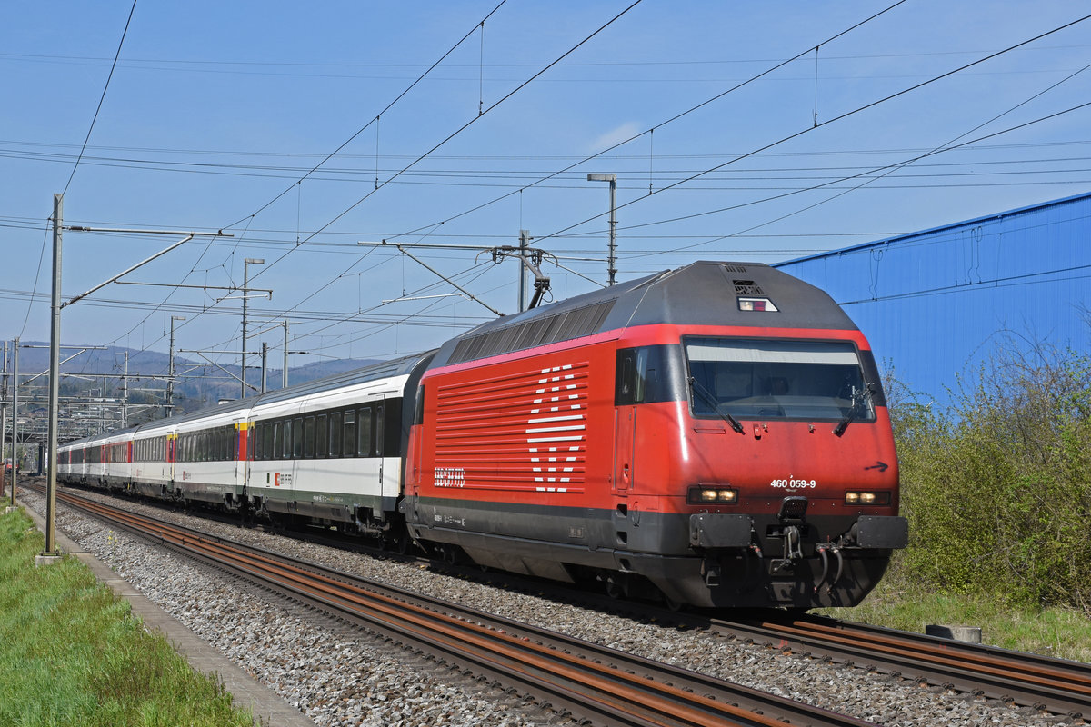 Re 460 059-9 fährt Richtung Bahnhof Itingen. Die Aufnahme stammt vom 18.04.2019.