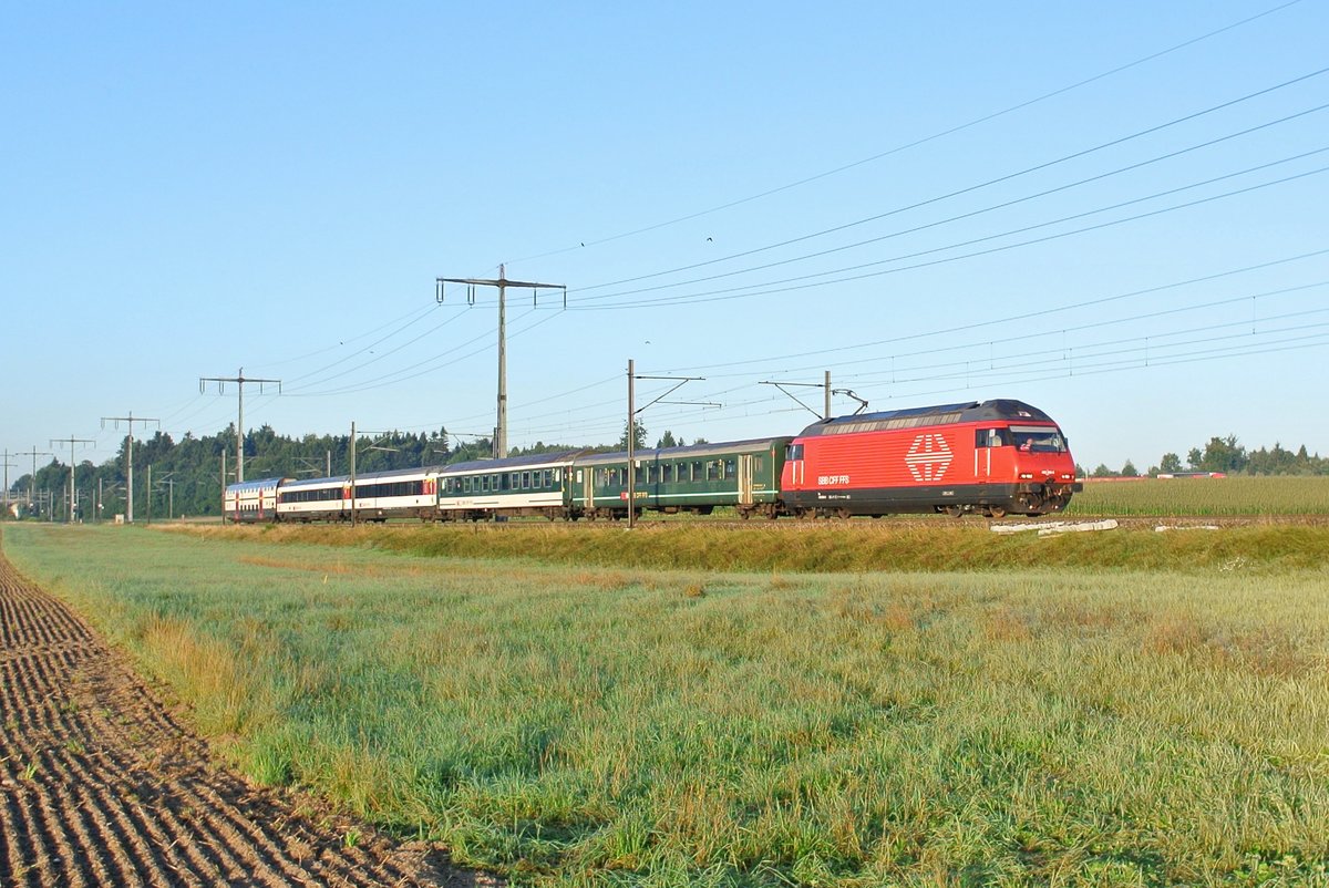 Re 460 059-9 mit B EWII 20-34 544, B(pm51) FC, Apm61, AS EWIV und A Dosto kurz vor Hindelbank am Morgen des 22.08.2017. Bei dieser bunten Komposition handelt es sich um einen bungszug.