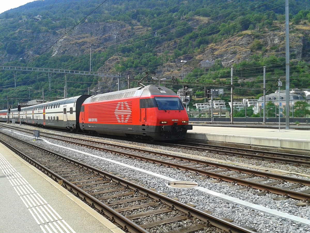 Re 460 059-9 mit IC 820 (Romanshorn - Brig) am 22.7.2015 bei der Einfahrt in Brig.