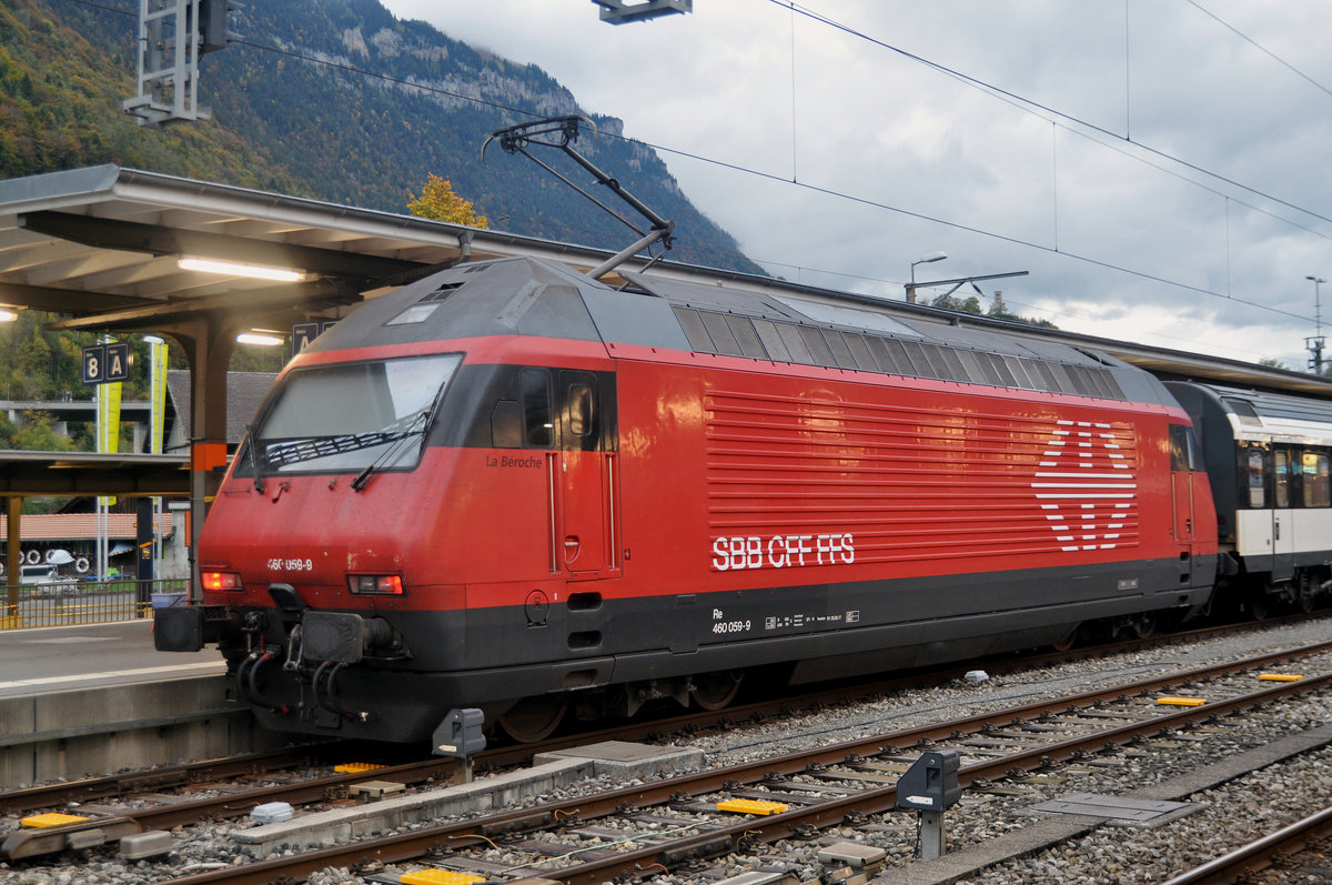 Re 460 059-9 wartet im Bahnhof Interlaken Ost. Die Aufnahme stammt vom 03.10.2017.