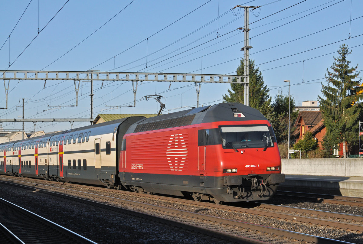 Re 460 060-7 durchfährt den Bahnhof Rothrist. Die Aufnahme stammt vom 11.03.2017.