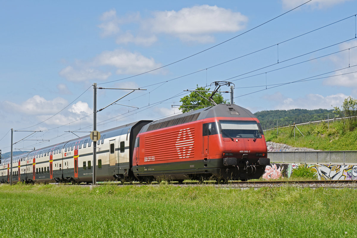Re 460 060-7 fährt Richtung Bahnhof Itingen. Die Aufnahme stammt vom 31.05.2018.