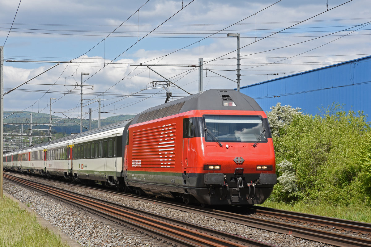 Re 460 060-7 fährt Richtung Bahnhof Itingen. Die Aufnahme stammt vom 15.05.2019.