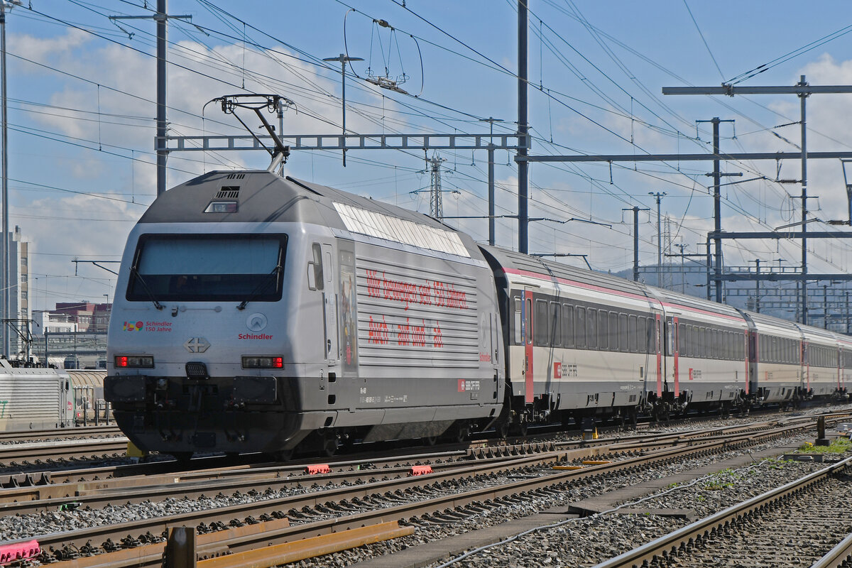 Re 460 061-5 durchfährt am 25.03.2024 den Bahnhof Muttenz.