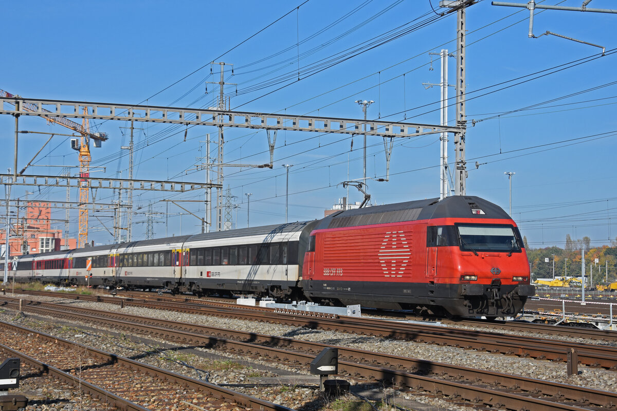 Re 460 061-5 durchfährt den Bahnhof Muttenz. Die Aufnahme stammt vom 28.10.2021.