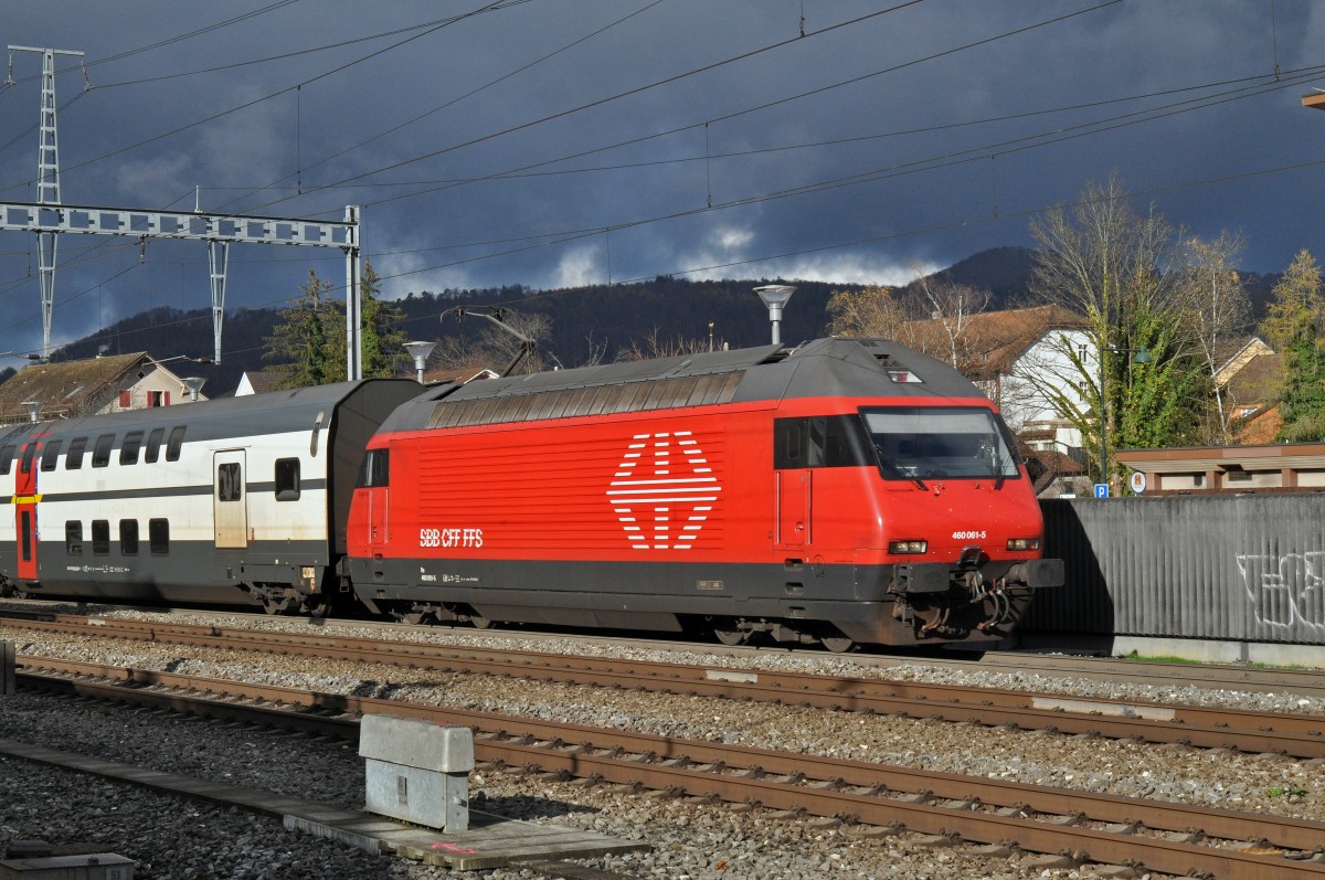 Re 460 061-5 durchfährt den Bahnhof Sissach. Die Aufnahme stammt vom 23.11.2015.