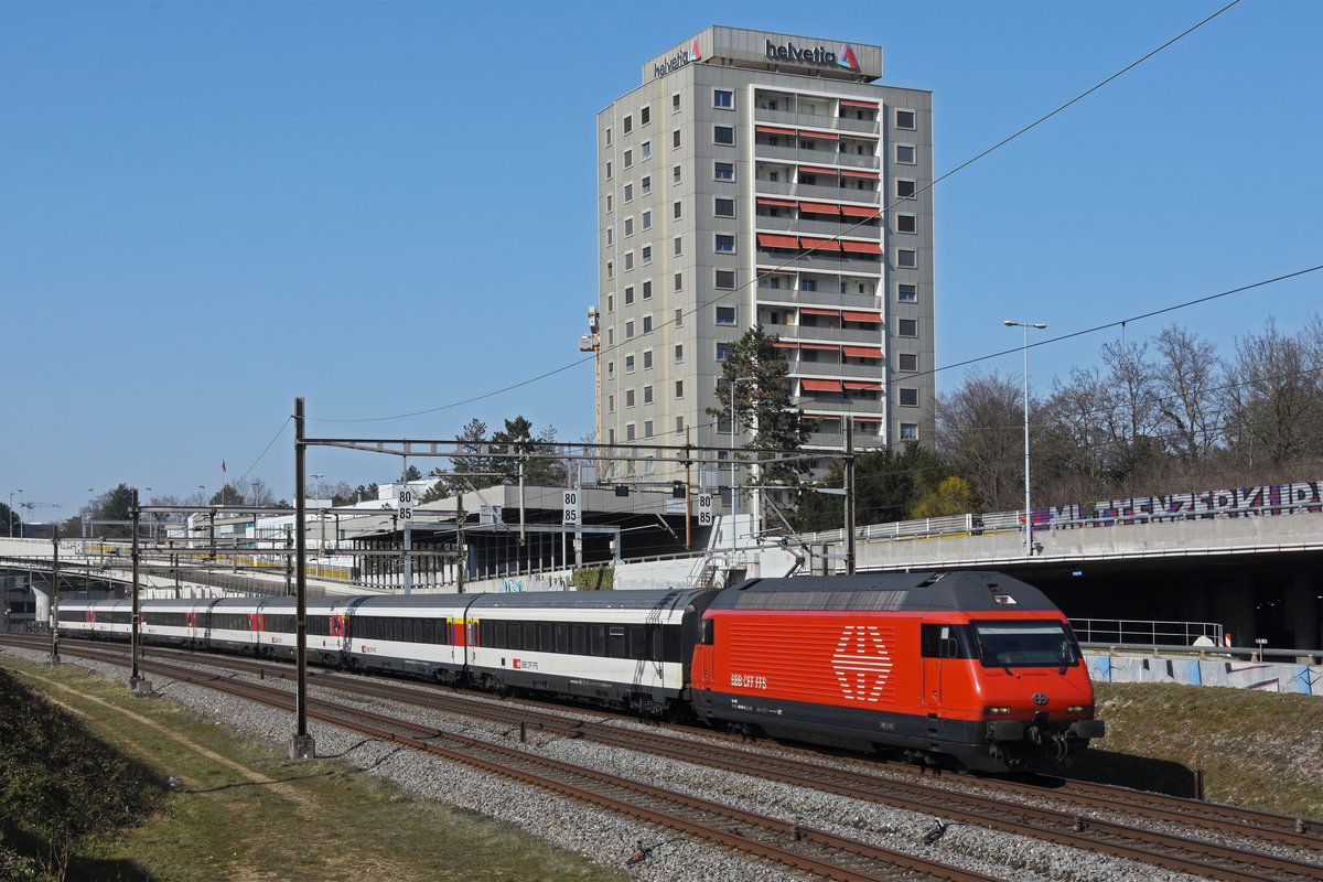 Re 460 061-5 fährt Richtung Bahnhof Muttenz. Die Aufnahme stammt vom 25.02.2021.