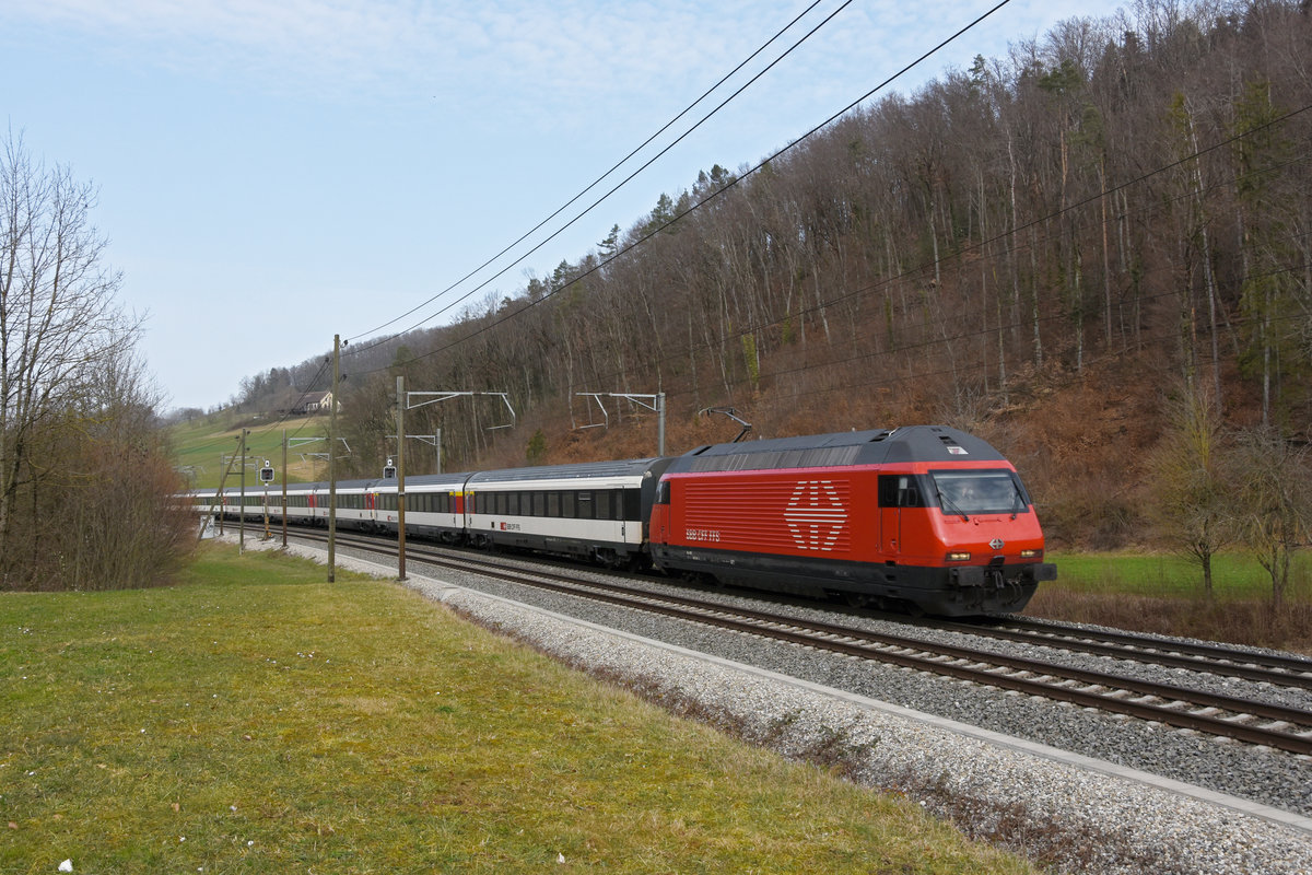 Re 460 061-5 fährt Richtung Bahnhof Tecknau. Die Aufnahme stammt vom 26.02.2021.