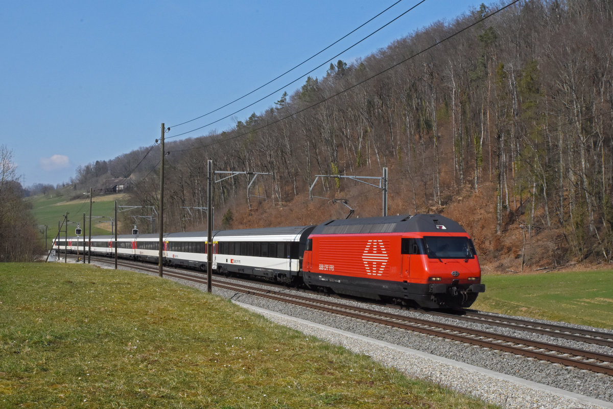 Re 460 061-5 fährt Richtung Bahnhof Tecknau. Die Aufnahme stammt vom 08.03.2021.