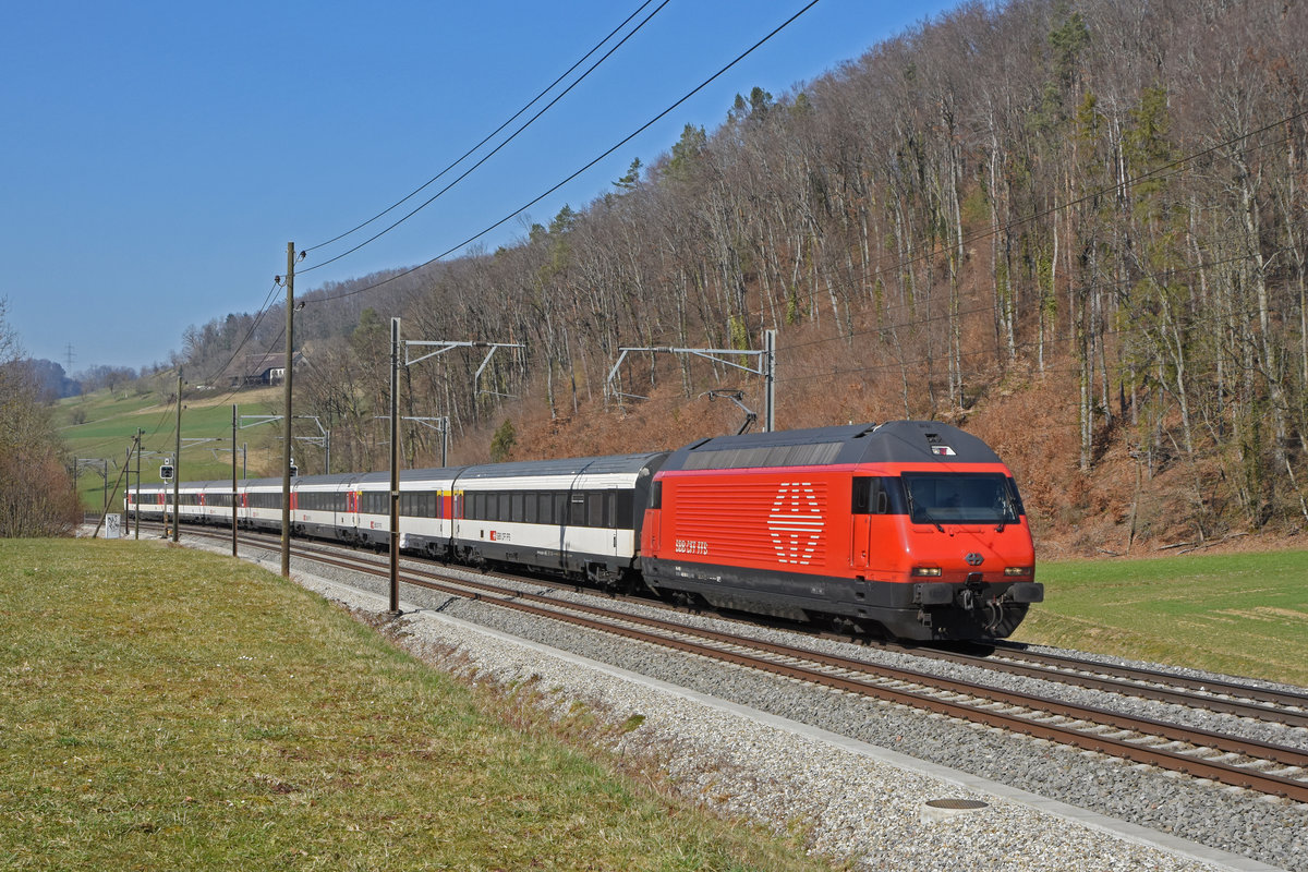 Re 460 061-5 fährt Richtung Bahnhof Tecknau. Die Aufnahme stammt vom 01.03.2021.