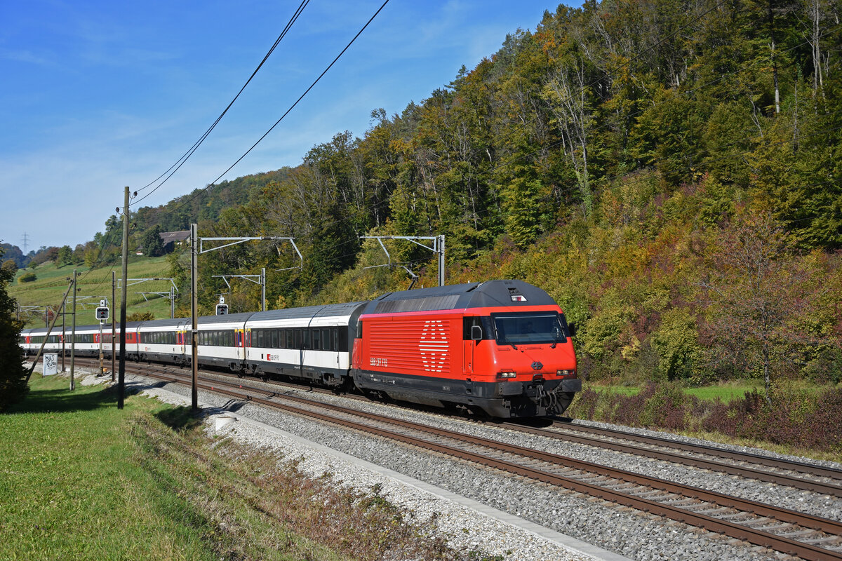 Re 460 061-5 fährt Richtung Bahnhof Tecknau. Die Aufnahme stammt vom 18.10.2021.
