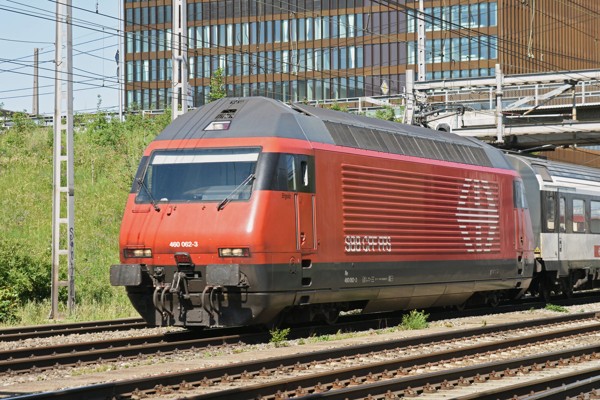 Re 460 062-3 durchfährt den Bahnhof Muttenz. Die Aufnahme stammt vom 30.05.2018.