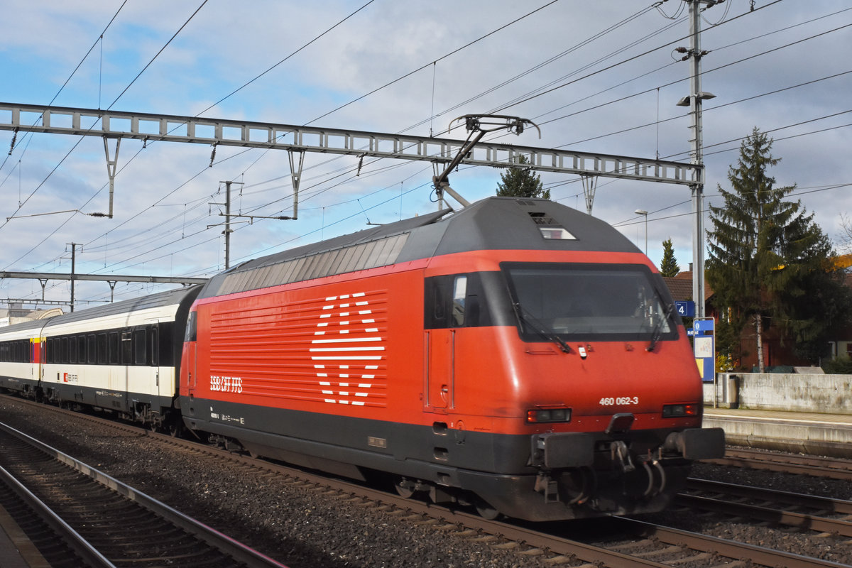 Re 460 062-3 durchfährt den Bahnhof Rothrist. Die Aufnahme stammt vom 11.03.2020.