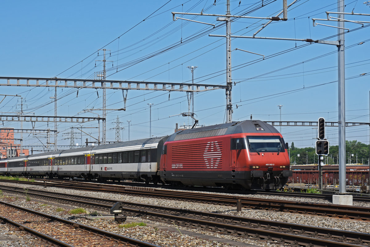 Re 460 062-3 durchfährt den Bahnhof Muttenz. Die Aufnahme stammt vom 18.05.2020.