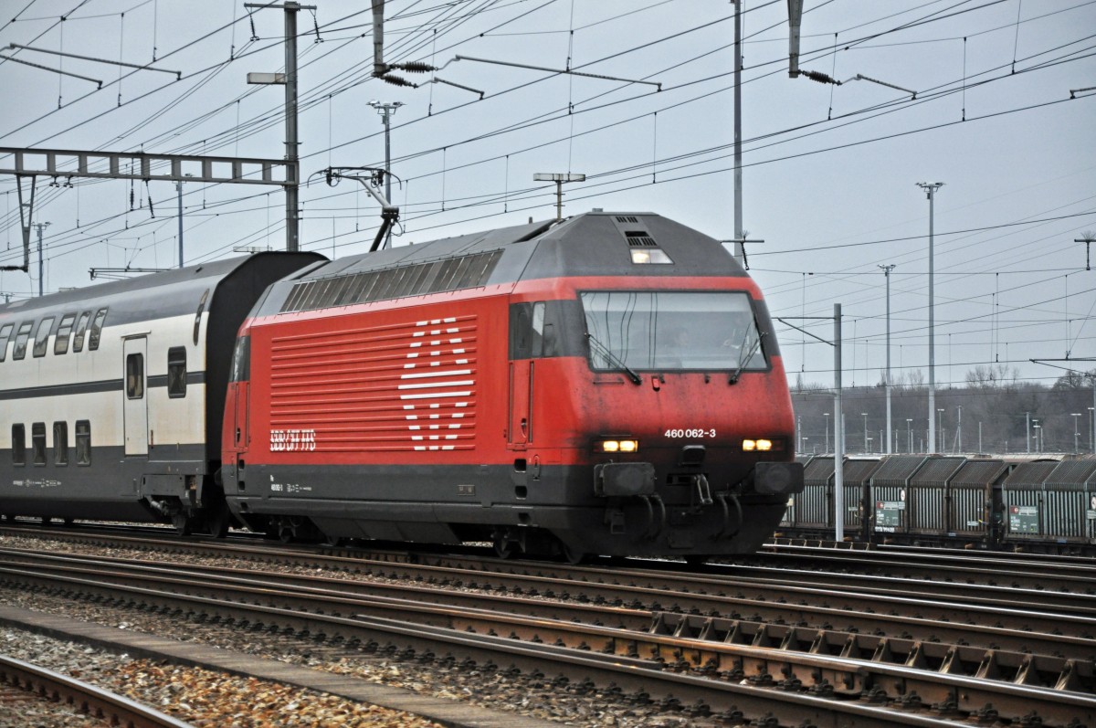 Re 460 062-3 durchfährt den Bahnhof Muttenz. Die Aufnahme stammt vom 29.01.2014.