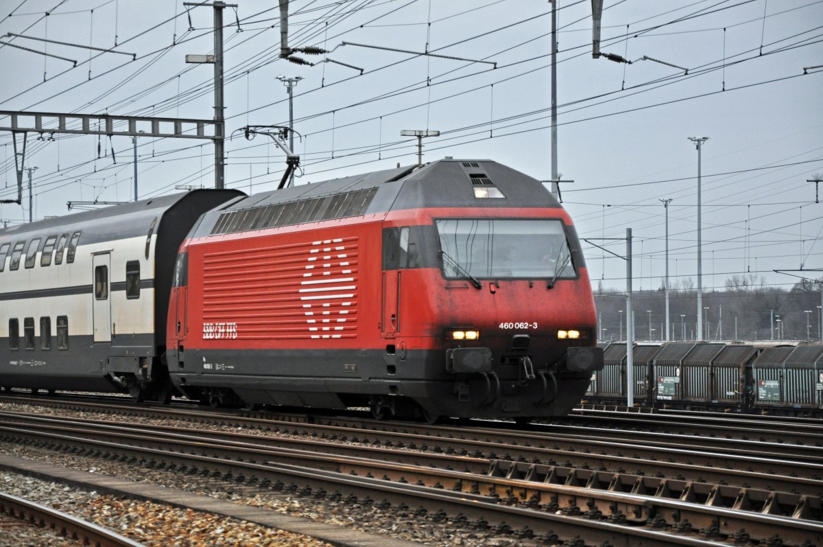 Re 460 062-3 durchfährt den Bahnhof Muttenz. Die Aufnahme stammt vom 29.01.2014.