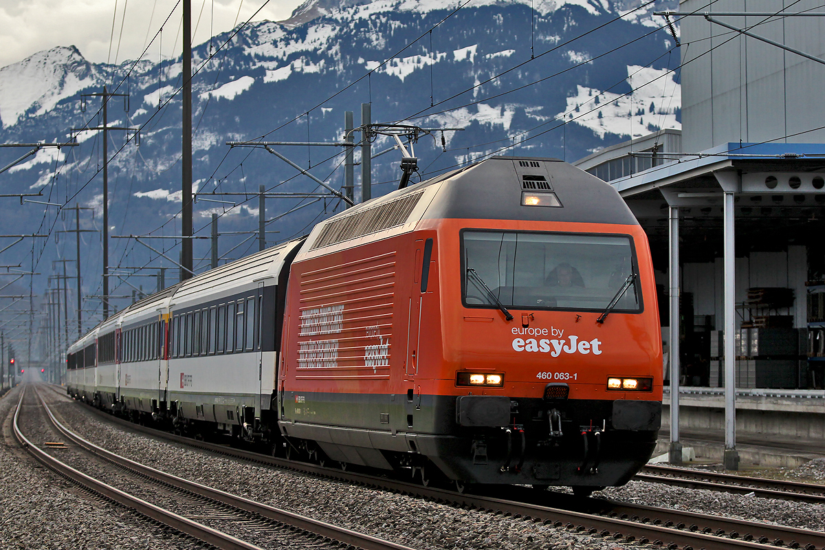 Re 460 063-1 braust mit dem Ic von Chur nach Zürich HB bei Reichenburg vorüber.Bild vom 16.1.2015