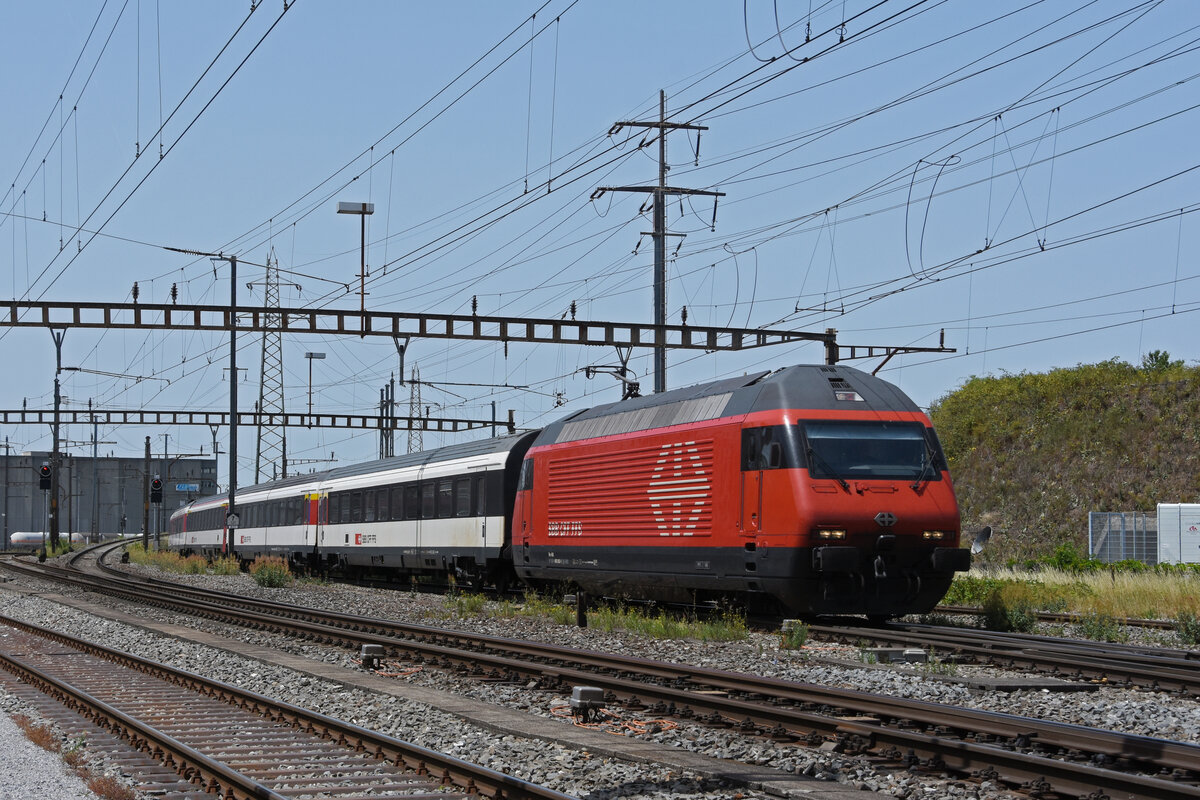 Re 460 063-1 durchfährt am 18.06.2022 den Bahnhof Pratteln.