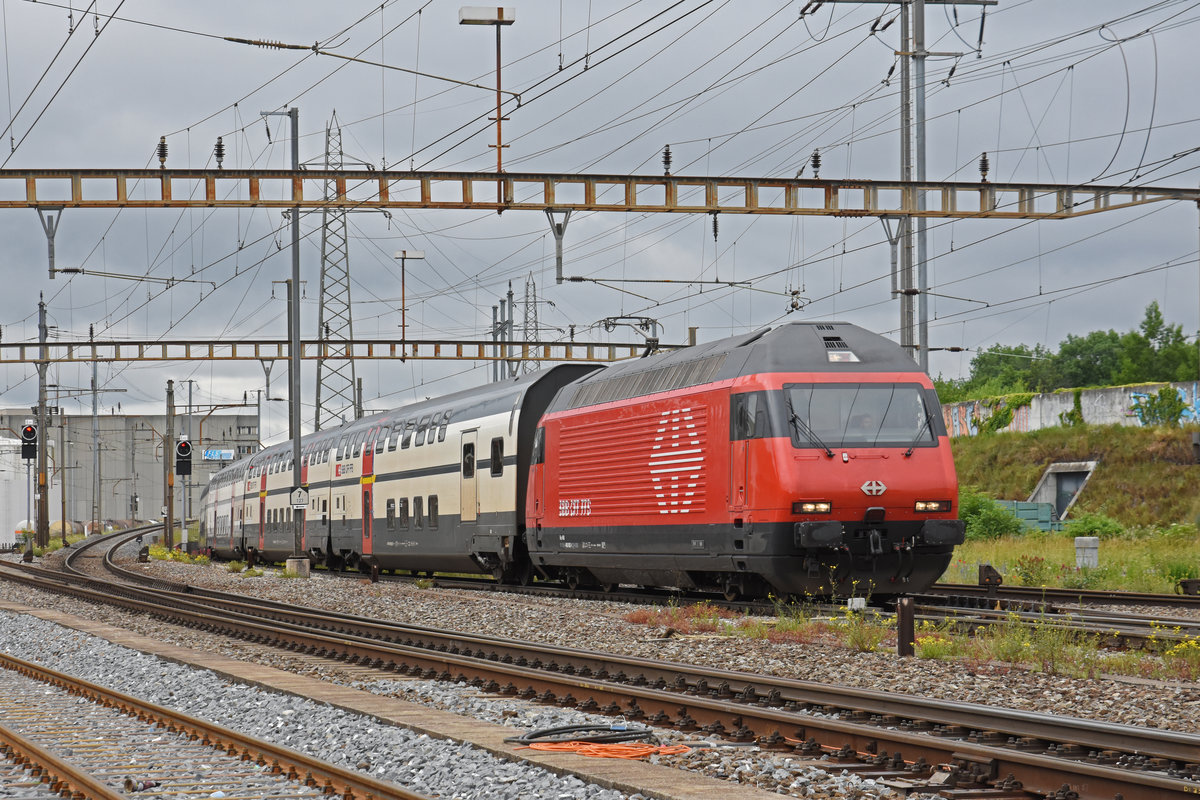 Re 460 063-1 durchfährt den Bahnhof Pratteln. Die Aufnahme stammt vom 11.06.2019.