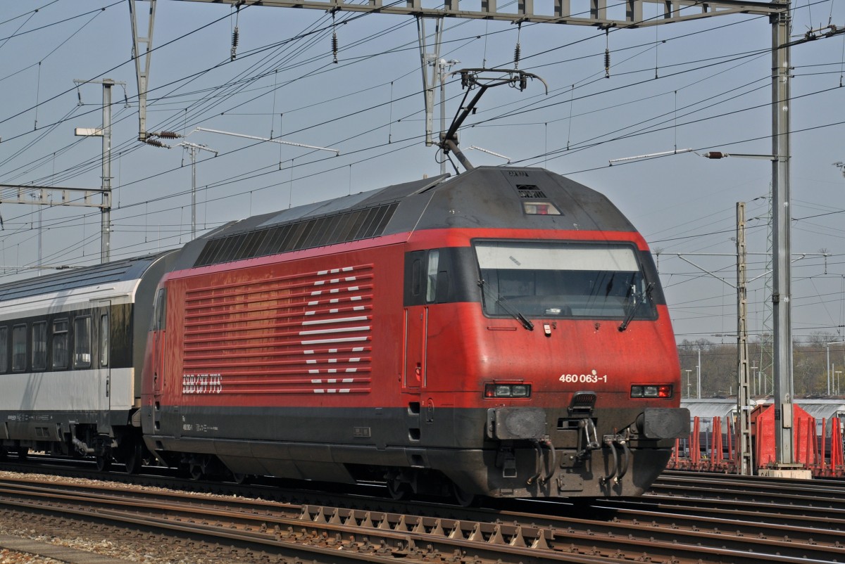 Re 460 063-1 durchfährt den Bahnhof Muttenz. Die Aufnahme stammt vom 31.03.2014.