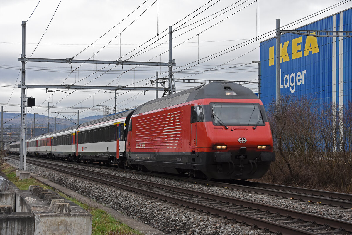Re 460 063-1 fährt am 16.02.2024 Richtung Station Itingen.