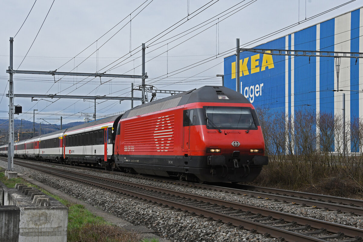 Re 460 063-1 fährt am 26.02.2024 Richtung Station Itingen.