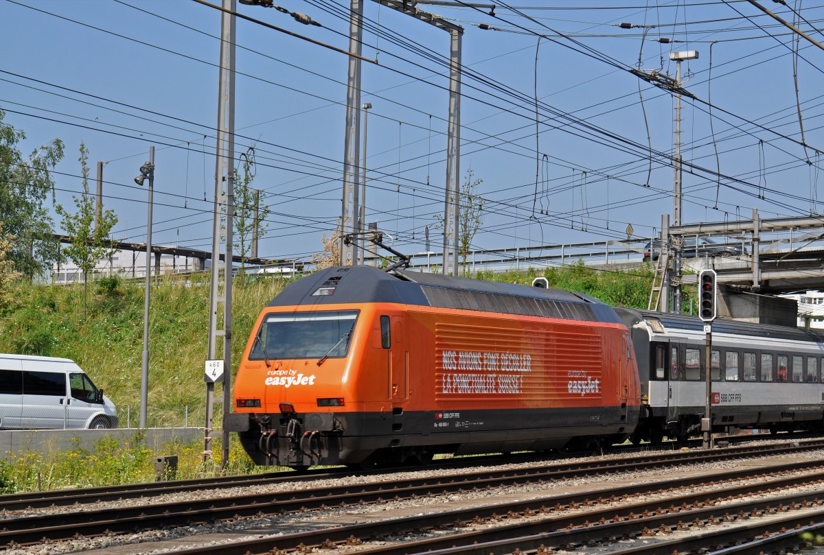 Re 460 063-1 mit der easy Jet Werbung durchfährt den Bahnhof Muttenz. Die Aufnahme stammt vom 11.06.2015.