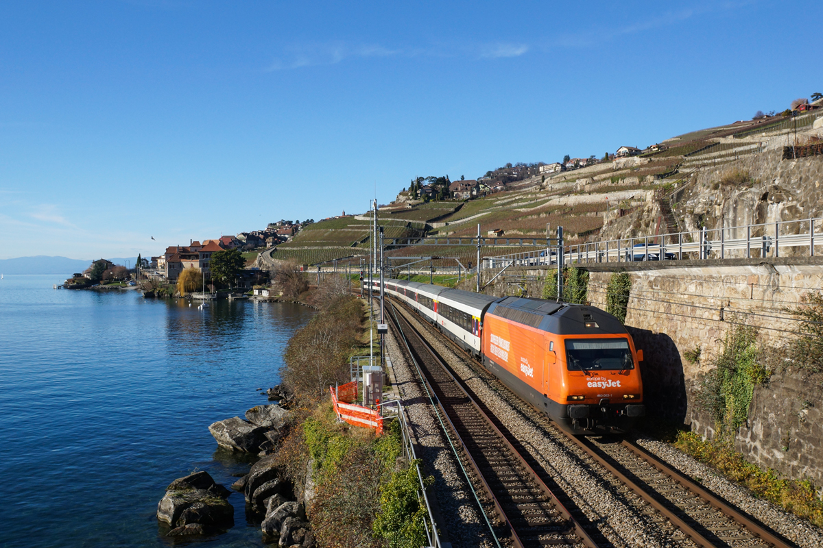 Re 460 063-1 wirbt neuerdings für die Fluggesellschaft  easyJet . Ich konnte die Lok am 21.12.2014 bei St-Saphorin ablichten.